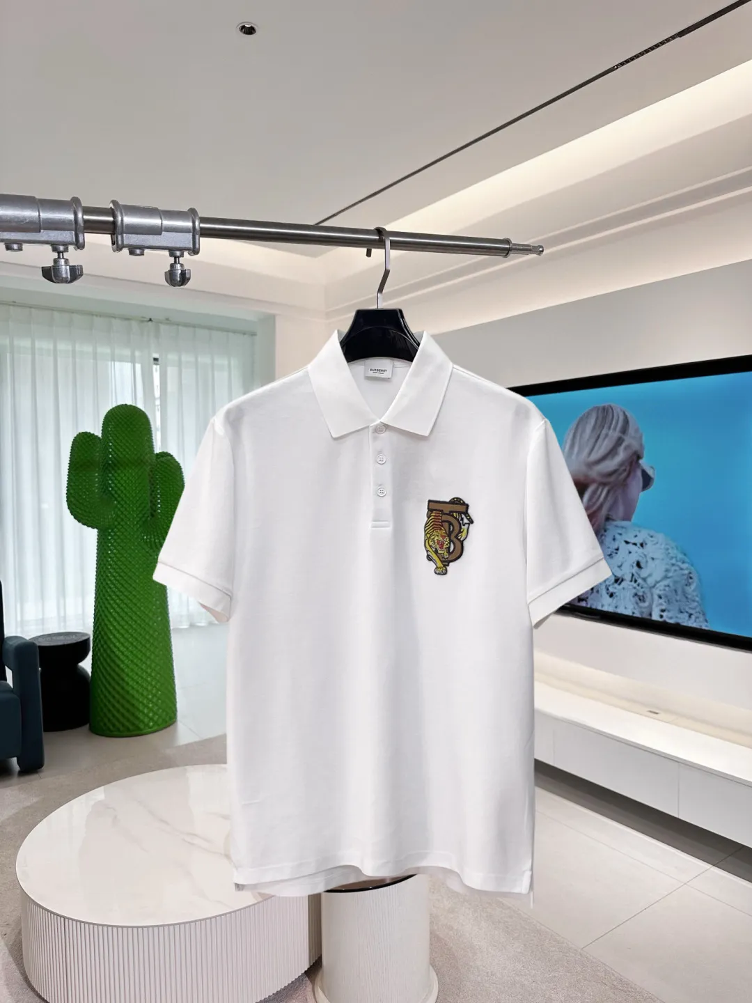 BURBERRY New Arrival Polo shirt, complete with three labels, original fabric, original customized accessories, official Same Style, using 210 grams of pure cotton pique fabric, customized same-tank dyed fabric, very comfortable and smooth to the touch, very wide and stylish, produced by a first-line brand on behalf of Factory, imported Behringer embroidery machine, embroidery is full and textured, imported Kangli direct-injection machine, printing is clear and textured, the collar rib is woven with imported yarn It will not lose shape after being worn for a long time. It is the most New Arrival style in spring and summer. It is fashionable and individual. It is super Versatile and looks good. It is very suitable for both men and women. It is a must-have for everyone. Size: S-XXL